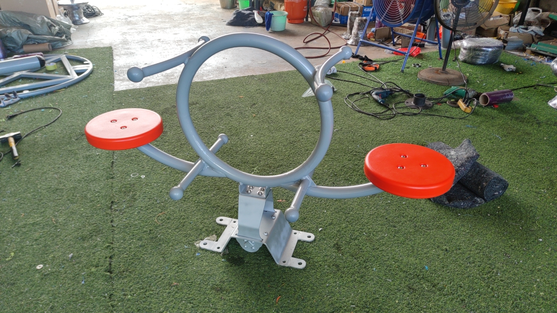 Garden Children's Balance Seesaw with Plastic Seats for Toddlers, Suitable for Amusement Parks, Communities, Squares and Schools