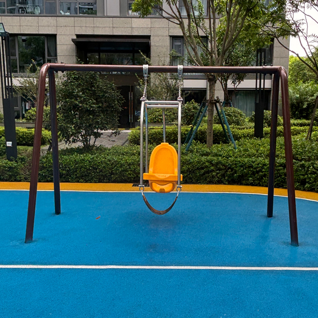 Customizable double swing for kindergartens, parks and playgrounds.